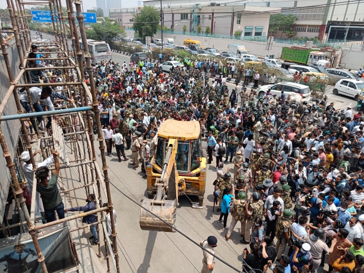 Shaheen Bagh demolition drive: Bulldozers at Delhi’s anti-CAA stir site, locals protest