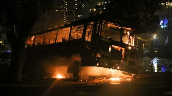 Sri Lanka Crisis: Violence Erupts In Sri Lanka After Mahinda Rajapaksa Quits As Pm.  10 points