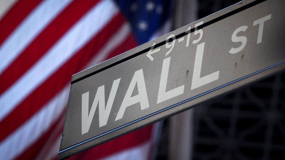Wall St update: Nasdaq slides 3% as tech stocks weigh;  Dow plunges 600pts