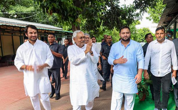 Nitish Kumar dumps BJP for RJD, set to form government afresh