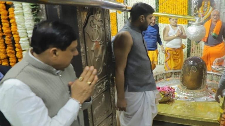 Ujjain News: Chief Minister Dr. Mohan Yadav had darshan of Lord Mahakal from the threshold of the sanctum sanctorum.