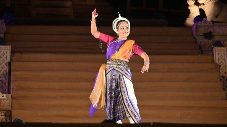 Khajuraho News: The splendor of culture reflected in the dance moves, artists gave a spectacular presentation on the fourth day