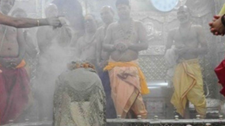 Ujjain Mahakaleshwar: Three devotees from Delhi were cheated in the name of Bhasma Aarti in Ujjain, temple administration is examining the footage.
